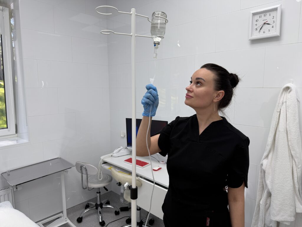 Врач-косметолог Татьяна Шолоухова готовит инфузионную (капельную) процедуру