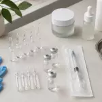 Ампулы и флаконы для биоревитализации и мезотерапии на столе косметолога