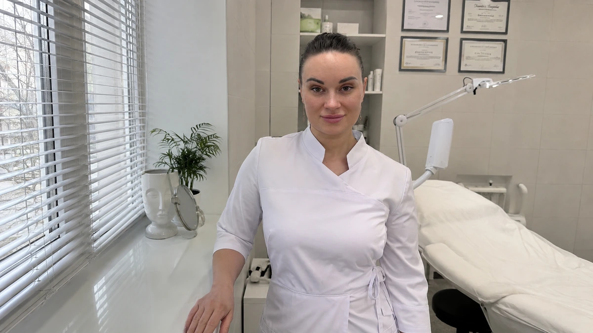 Врач-косметолог Шолоухова Т. у окна процедурного кабинета