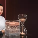 Врач-косметолог рядом с 3D-моделью кожи и песочными часами